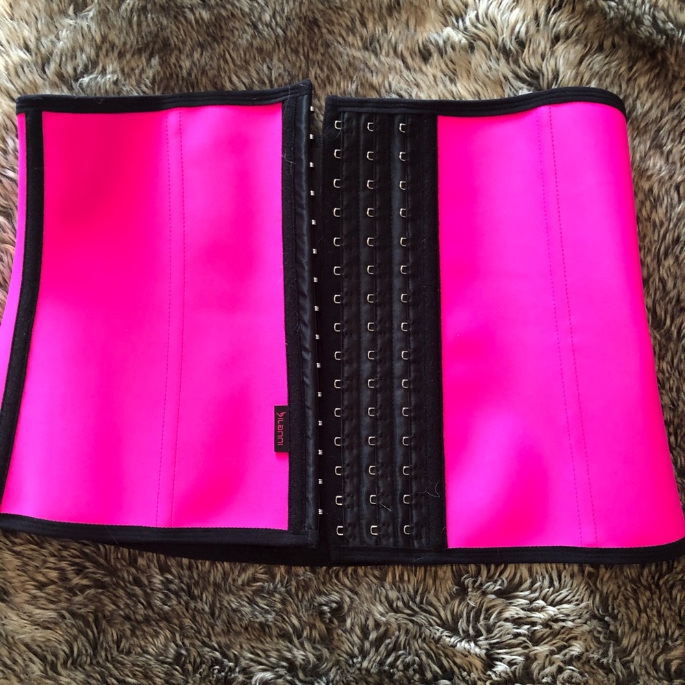 BNWT Waist Cincher